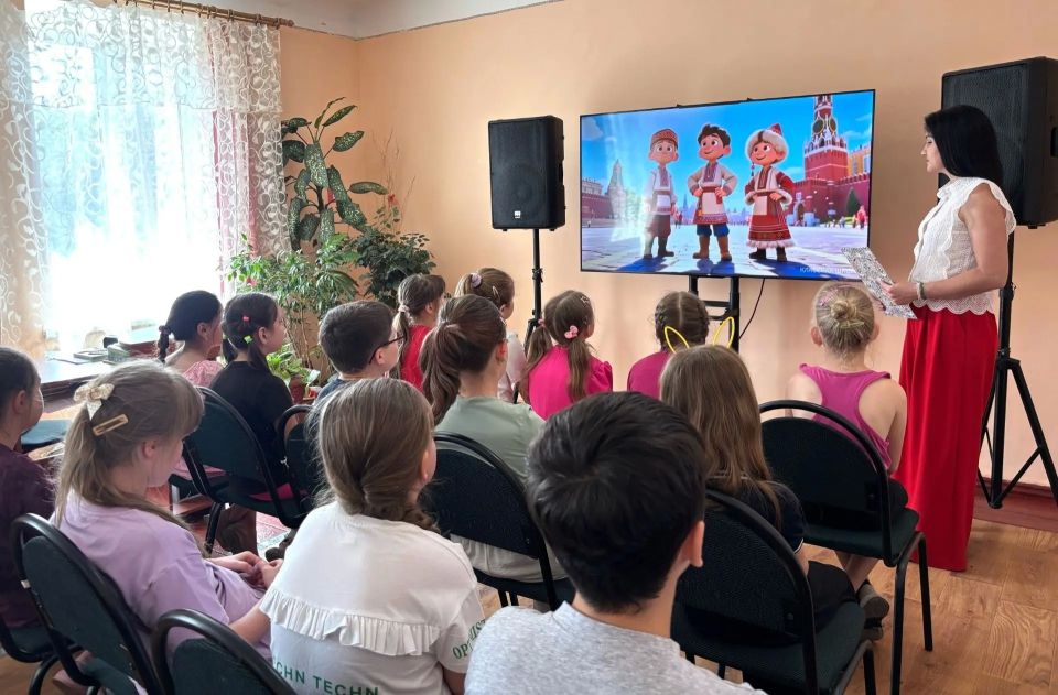 В Снежном прошел показ мультфильмов о традициях народов России В Снежном прошел показ мультфильмов о традициях народов России