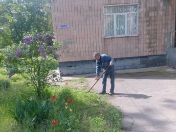 С целью приведения территории в надлежащее санитарное состояние силами МБУ «Детская школа искусств № 1 города Макеевки» по ул. Трубицына проведены работы по покосу сорных и карантинных трав на своей территории