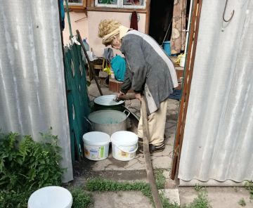 В Кировском внутригородском районе при поддержке региона-шефа Московская область продолжается подвоз воды для жителей домов, в которые в установленный графиком день не поступила вода