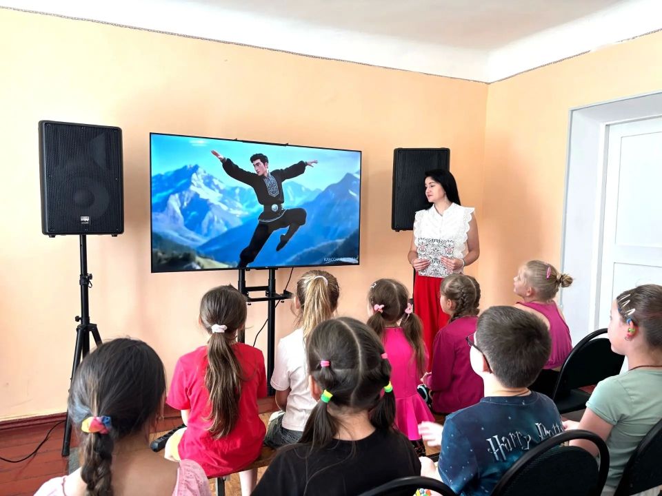 В Снежном прошел показ мультфильмов о традициях народов России В Снежном прошел показ мультфильмов о традициях народов России