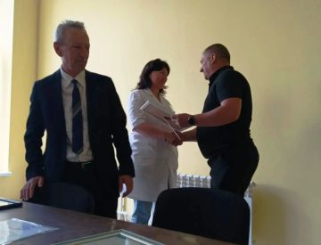 В преддверии профессионального праздника – Дня медицинского работника – заместитель главы администрации городского округа Дебальцево Валерий Бессараб тепло поздравил коллектив ГБУ "Центральная городская больница г....