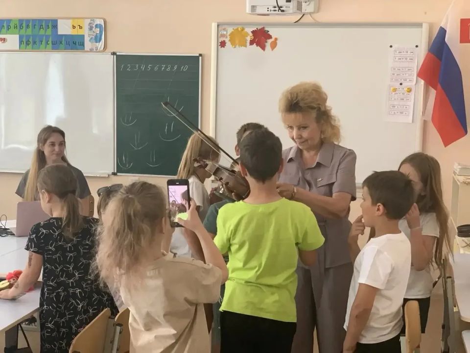 18 июня 2026 года состоялась профориентационная встреча с учениками Мангушской школы № 1. Мероприятие организовали и провели преподаватели музыкального отделения: Чемис Екатерина Павловна — преподаватель по классу... 18 июня 2026 года состоялась профориентационная встреча с учениками Мангушской школы № 1. Мероприятие организовали и провели преподаватели музыкального отделения: Чемис Екатерина Павловна — преподаватель по классу...