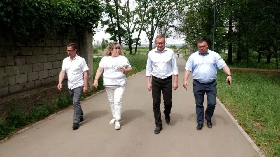В Харцызске завершают реконструкцию центрального парка и строят новую спортивную площадку В Харцызске завершают реконструкцию центрального парка и строят новую спортивную площадку