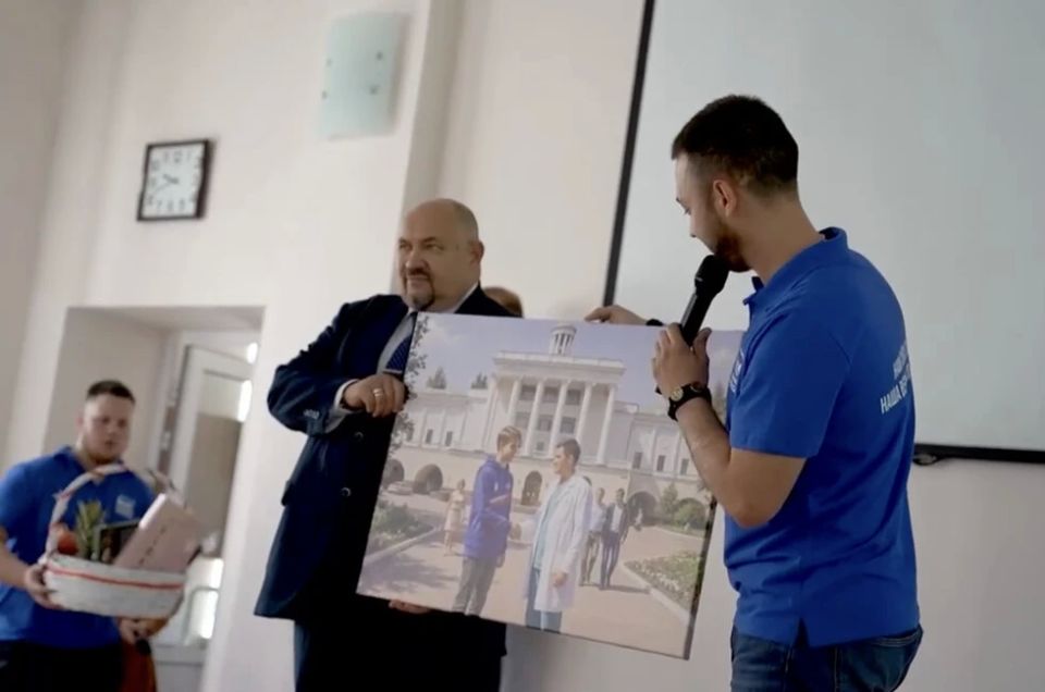 Молодежь поздравила коллектив травматологического центра ДНР