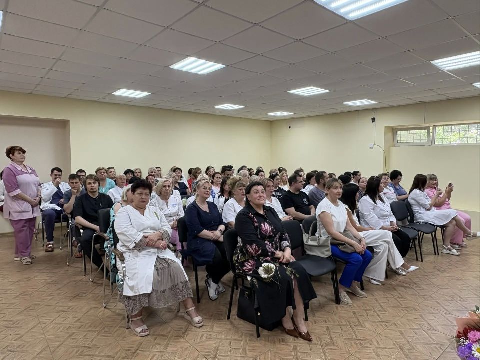 Накануне профессионального праздника – Дня медицинского работника (21 июня) – в ЦГКБ № 6 города Донецка состоялось торжественное мероприятие, организованное в рамках партийного проекта «Здоровое будущее» партии «Единая... Накануне профессионального праздника – Дня медицинского работника (21 июня) – в ЦГКБ № 6 города Донецка состоялось торжественное мероприятие, организованное в рамках партийного проекта «Здоровое будущее» партии «Единая...