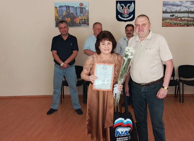 Сегодня, 19 июня 2026 года, руководитель Управы Алексей Дмитрюк совместно с депутатом Донецкого городского совета Михаилом Рыбаковым, первым заместителем руководителя Управы Романом Гладких, заместителями руководителя Управы... Сегодня, 19 июня 2026 года, руководитель Управы Алексей Дмитрюк совместно с депутатом Донецкого городского совета Михаилом Рыбаковым, первым заместителем руководителя Управы Романом Гладких, заместителями руководителя Управы...