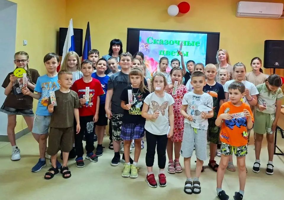 Красивую и необычную экскурсию в мир русской литературы совершили ребята из пришкольного лагеря общеобразовательной школы № 2. Вместе с креативными «экскурсоводами» - сотрудниками Центральной городской библиотеки Ясиноватой... Красивую и необычную экскурсию в мир русской литературы совершили ребята из пришкольного лагеря общеобразовательной школы № 2. Вместе с креативными «экскурсоводами» - сотрудниками Центральной городской библиотеки Ясиноватой...