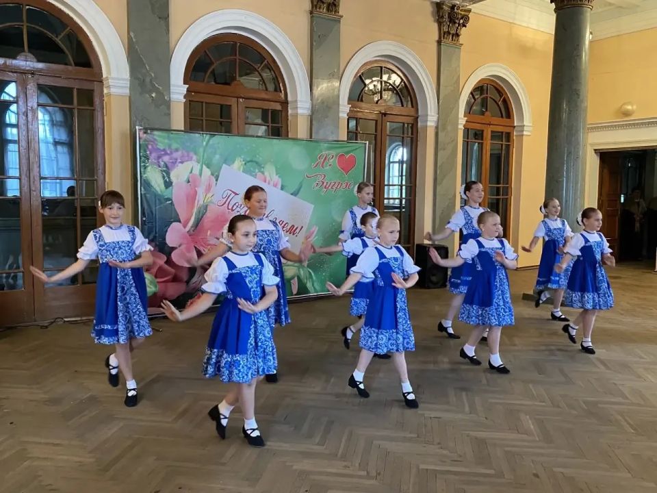 Сегодня, в Зугрэсском Дворце культуры состоялась тематическая программа ко Дню медицинского работника «За жизнь спасибо говорим» Сегодня, в Зугрэсском Дворце культуры состоялась тематическая программа ко Дню медицинского работника «За жизнь спасибо говорим»