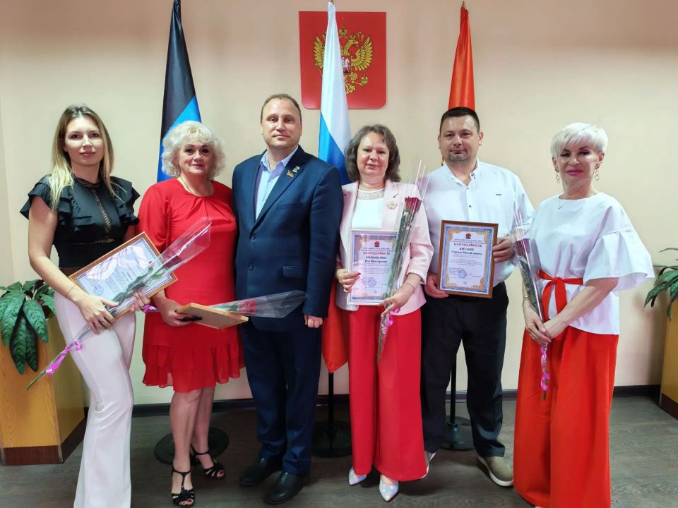 Чествуем тех, кто стоит на страже нашего здоровья: в Торезе поздравили медицинских работников Чествуем тех, кто стоит на страже нашего здоровья: в Торезе поздравили медицинских работников