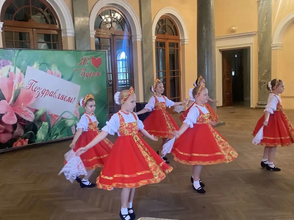 Сегодня, в Зугрэсском Дворце культуры состоялась тематическая программа ко Дню медицинского работника «За жизнь спасибо говорим» Сегодня, в Зугрэсском Дворце культуры состоялась тематическая программа ко Дню медицинского работника «За жизнь спасибо говорим»