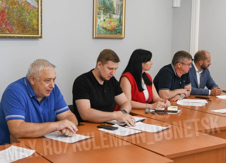 Алексей Кулемзин: Сегодня провел очередное заседание Совета по инвестиционной деятельности с участием директора ГУП ДНР «Корпорация развития Донбасса» Максима Савенко, председателя ассоциации «Городской Совет директоров... Алексей Кулемзин: Сегодня провел очередное заседание Совета по инвестиционной деятельности с участием директора ГУП ДНР «Корпорация развития Донбасса» Максима Савенко, председателя ассоциации «Городской Совет директоров...