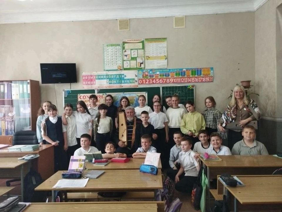 С учащимися ГБОУ «Гимназия г.о. Торез» состоялась творческая встреча с гусляром Донбасса, РОДославом С учащимися ГБОУ «Гимназия г.о. Торез» состоялась творческая встреча с гусляром Донбасса, РОДославом