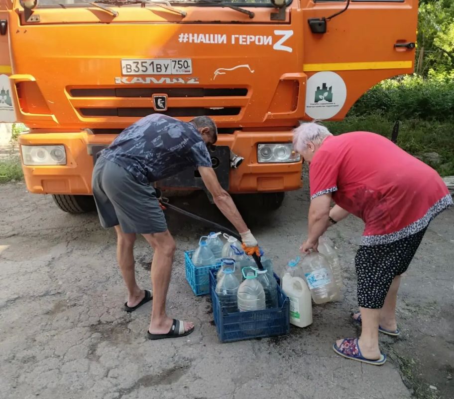 В Кировском внутригородском районе при поддержке региона-шефа Московская область продолжается подвоз воды для жителей домов, в которые в установленный графиком день не поступила вода В Кировском внутригородском районе при поддержке региона-шефа Московская область продолжается подвоз воды для жителей домов, в которые в установленный графиком день не поступила вода