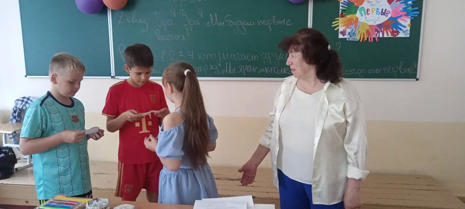 С целью организации досуга детей во время летних каникул библиотекарь деткой библиотеки-филиала Шабанова Е.А. провела часы развлечений «Лето золотое – настроение цветное» С целью организации досуга детей во время летних каникул библиотекарь деткой библиотеки-филиала Шабанова Е.А. провела часы развлечений «Лето золотое – настроение цветное»