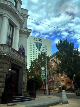 Донецк. Вот такой стык эпох сфотографировал сегодня