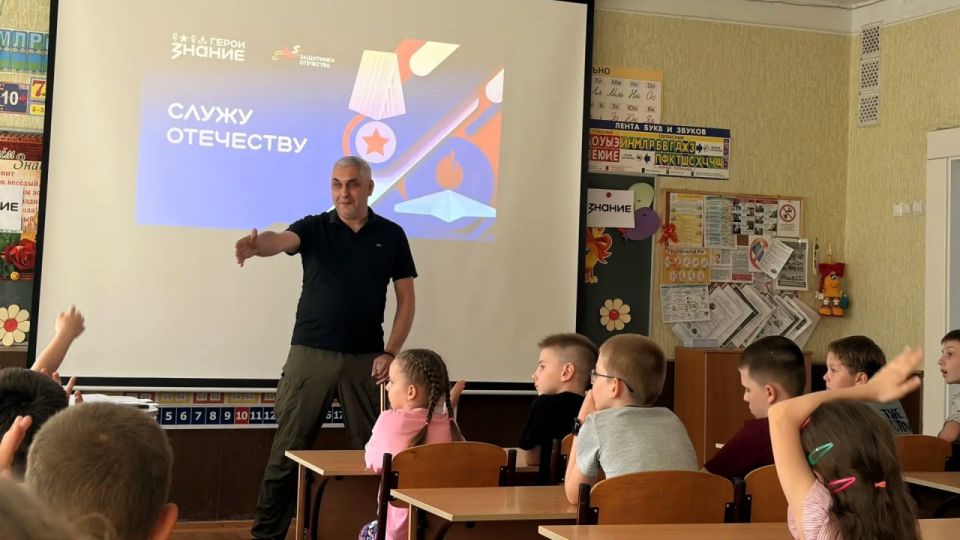 Ветеран-защитник — Роман Картамышев провел уроки мужества для школьников Донецка Ветеран-защитник — Роман Картамышев провел уроки мужества для школьников Донецка