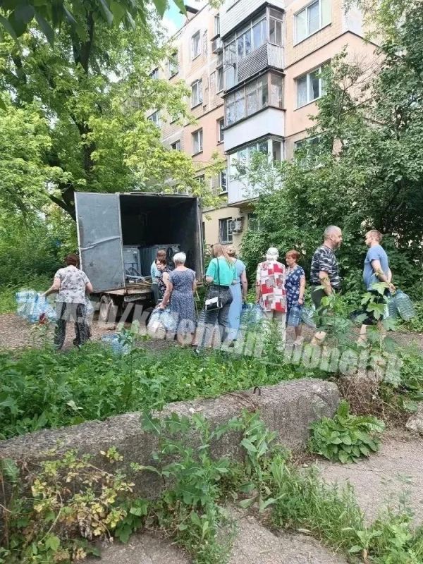 Алексей Кулемзин: Сегодня донецкие производители воды организовали бесплатную доставку питьевой воды жителям Петровского, Калининского, Кировского и Пролетарского районов Алексей Кулемзин: Сегодня донецкие производители воды организовали бесплатную доставку питьевой воды жителям Петровского, Калининского, Кировского и Пролетарского районов