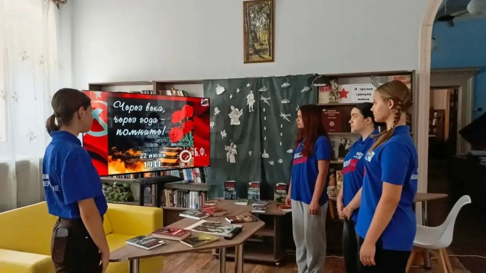 В преддверии Дня памяти сотрудники Зугрэсской библиотеки-филиала №3 провели час истории «И грозно грянула война» В преддверии Дня памяти сотрудники Зугрэсской библиотеки-филиала №3 провели час истории «И грозно грянула война»