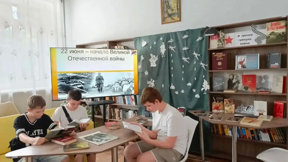В преддверии Дня памяти сотрудники Зугрэсской библиотеки-филиала №3 провели час истории «И грозно грянула война» В преддверии Дня памяти сотрудники Зугрэсской библиотеки-филиала №3 провели час истории «И грозно грянула война»