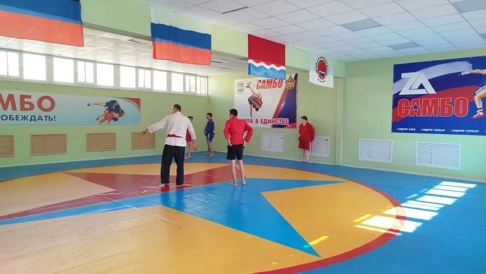 В рамках республиканской акции «Спортивный Донбасс» в зале самбо на базе Амвросиевской школы № 6 прошел мастер-класс по самбо В рамках республиканской акции «Спортивный Донбасс» в зале самбо на базе Амвросиевской школы № 6 прошел мастер-класс по самбо