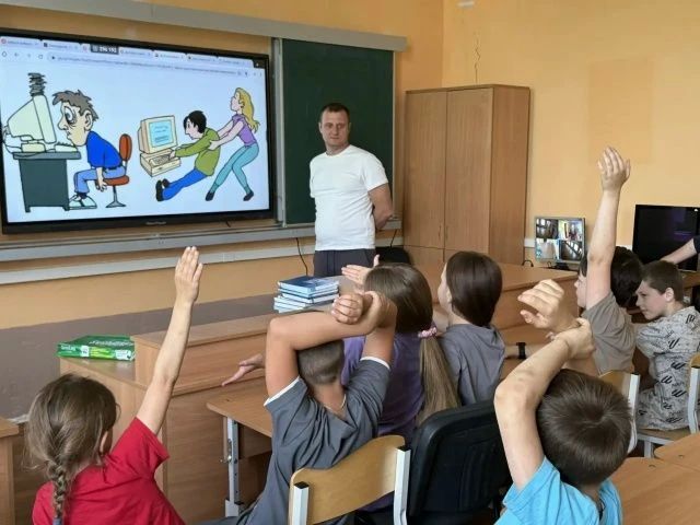 Беседа "Гаджеты и мы". 19 июня в пришкольном лагере «Дружба» ГБОУ «Лисиченская школа Амвросиевского м. о.» прошла познавательная беседа на тему «Гаджеты и мы», посвящённая влиянию длительного использования цифровых устройств... Беседа "Гаджеты и мы". 19 июня в пришкольном лагере «Дружба» ГБОУ «Лисиченская школа Амвросиевского м. о.» прошла познавательная беседа на тему «Гаджеты и мы», посвящённая влиянию длительного использования цифровых устройств...