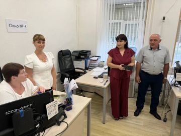 В Мангушском муниципальном округе прошла рабочая встреча заместителя главы администрации Алёны Кошевой и председателя Мангушского муниципального совета, депутата «Единой России» Михаила Ставрулова с коллективом офиса банка...