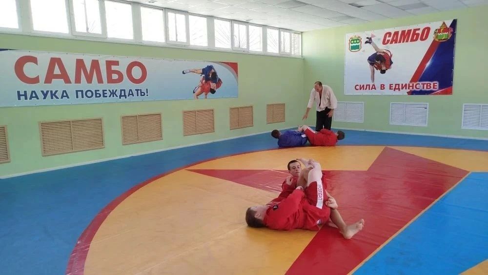 В рамках республиканской акции «Спортивный Донбасс» в зале самбо на базе Амвросиевской школы № 6 прошел мастер-класс по самбо В рамках республиканской акции «Спортивный Донбасс» в зале самбо на базе Амвросиевской школы № 6 прошел мастер-класс по самбо