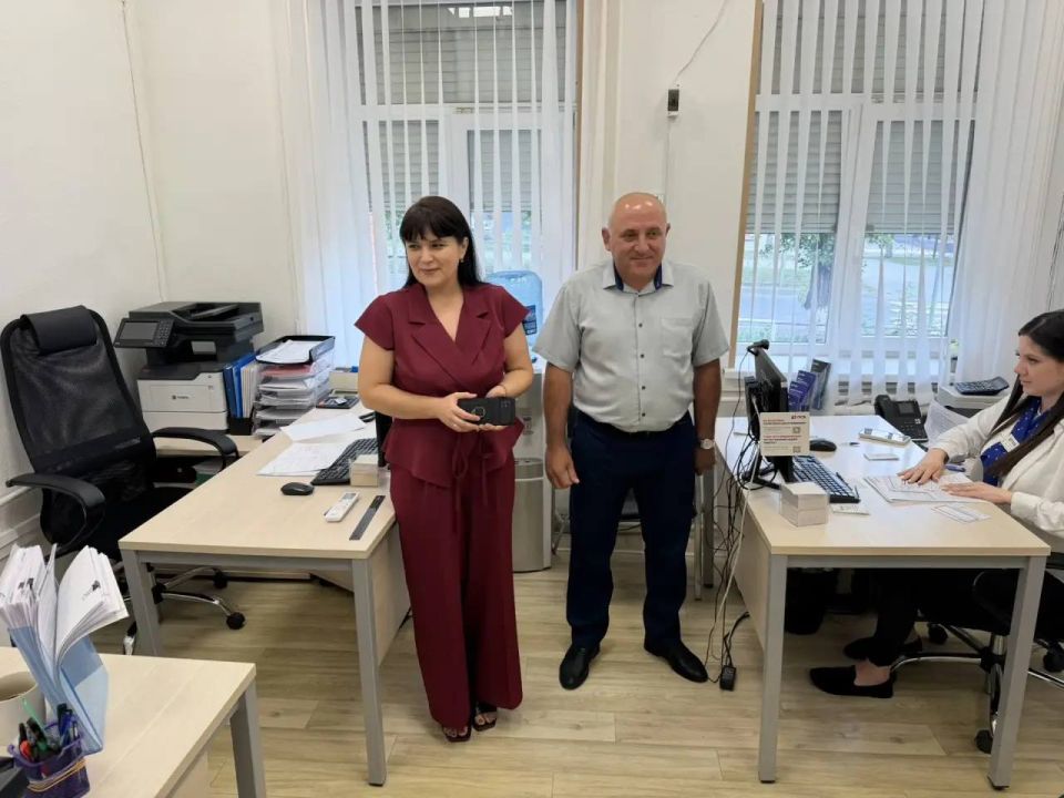 В Мангушском муниципальном округе прошла рабочая встреча заместителя главы администрации Алёны Кошевой и председателя Мангушского муниципального совета, депутата «Единой России» Михаила Ставрулова с коллективом офиса банка... В Мангушском муниципальном округе прошла рабочая встреча заместителя главы администрации Алёны Кошевой и председателя Мангушского муниципального совета, депутата «Единой России» Михаила Ставрулова с коллективом офиса банка...