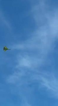Истребители Су-35С и Су-57 нового производства в воздухе