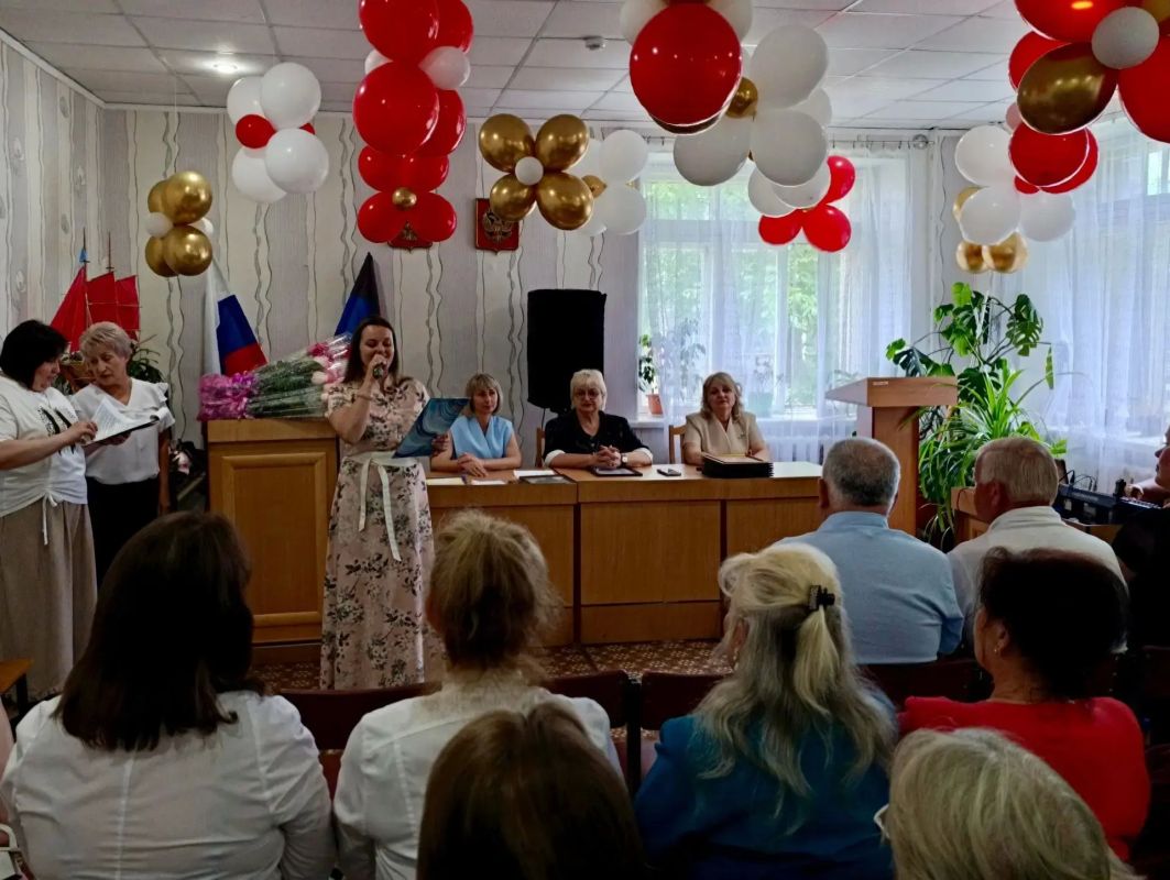 В Снежном поздравили медиков с профессиональным праздником