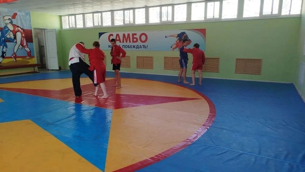 В рамках республиканской акции «Спортивный Донбасс» в зале самбо на базе Амвросиевской школы № 6 прошел мастер-класс по самбо В рамках республиканской акции «Спортивный Донбасс» в зале самбо на базе Амвросиевской школы № 6 прошел мастер-класс по самбо