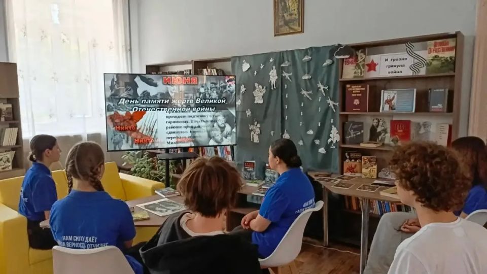В преддверии Дня памяти сотрудники Зугрэсской библиотеки-филиала №3 провели час истории «И грозно грянула война» В преддверии Дня памяти сотрудники Зугрэсской библиотеки-филиала №3 провели час истории «И грозно грянула война»
