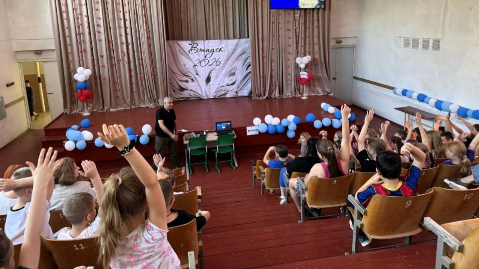 Ветеран-защитник — Роман Картамышев провел уроки мужества для школьников Донецка Ветеран-защитник — Роман Картамышев провел уроки мужества для школьников Донецка