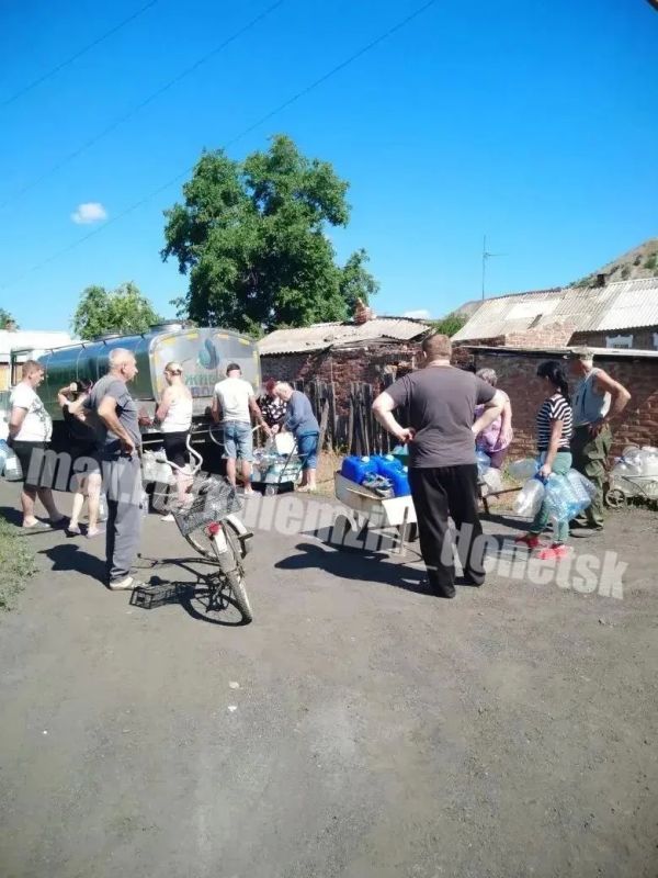 Алексей Кулемзин: Сегодня донецкие производители воды организовали бесплатную доставку питьевой воды жителям Петровского, Калининского, Кировского и Пролетарского районов Алексей Кулемзин: Сегодня донецкие производители воды организовали бесплатную доставку питьевой воды жителям Петровского, Калининского, Кировского и Пролетарского районов