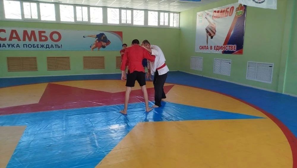 В рамках республиканской акции «Спортивный Донбасс» в зале самбо на базе Амвросиевской школы № 6 прошел мастер-класс по самбо В рамках республиканской акции «Спортивный Донбасс» в зале самбо на базе Амвросиевской школы № 6 прошел мастер-класс по самбо