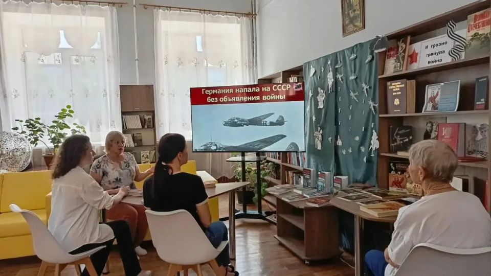 В преддверии Дня памяти сотрудники Зугрэсской библиотеки-филиала №3 провели час истории «И грозно грянула война» В преддверии Дня памяти сотрудники Зугрэсской библиотеки-филиала №3 провели час истории «И грозно грянула война»