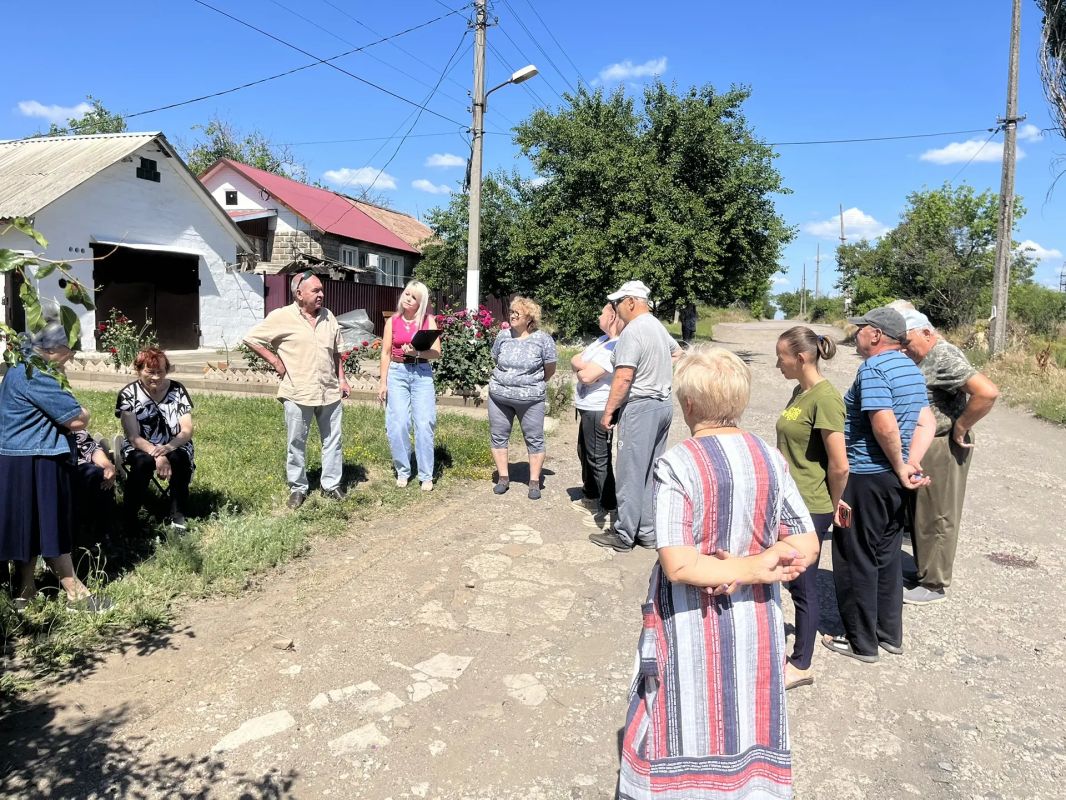 В субботу управляющий делами Администрации муниципального образования г.о. Харцызск Александр Бабанов провел встречу с жителями пгт Горное по улице Коллективная В субботу управляющий делами Администрации муниципального образования г.о. Харцызск Александр Бабанов провел встречу с жителями пгт Горное по улице Коллективная