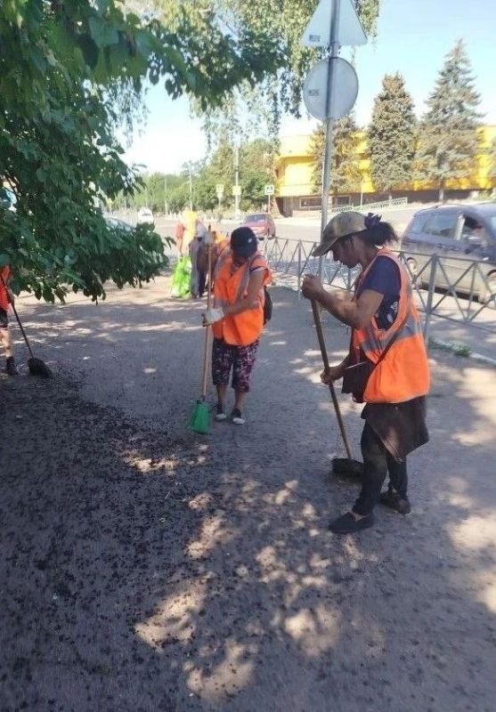 Коммунальщики Снежного продолжают благоустраивать территории общего пользования Коммунальщики Снежного продолжают благоустраивать территории общего пользования