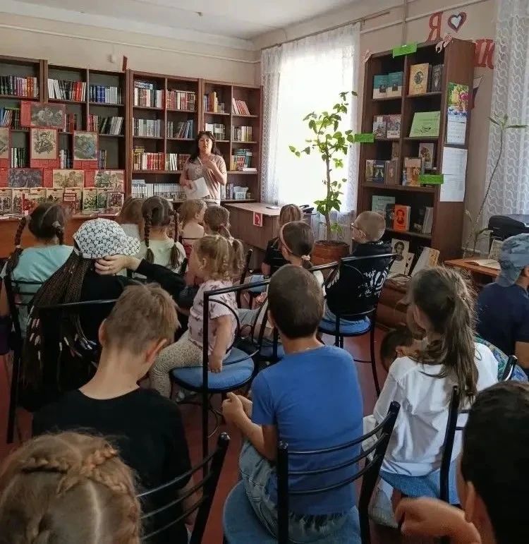 Ко Дню памяти и скорби сотрудники библиотеки-филиала №6 для ребят из пришкольного лагеря ГБОУ «СШ №5» провели час памяти «Тот самый первый день войны»