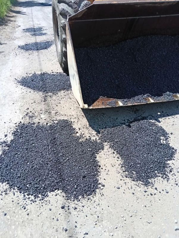 В Снежном выполнена отсыпка асфальтовой крошкой на улице Ворошиловградской В Снежном выполнена отсыпка асфальтовой крошкой на улице Ворошиловградской