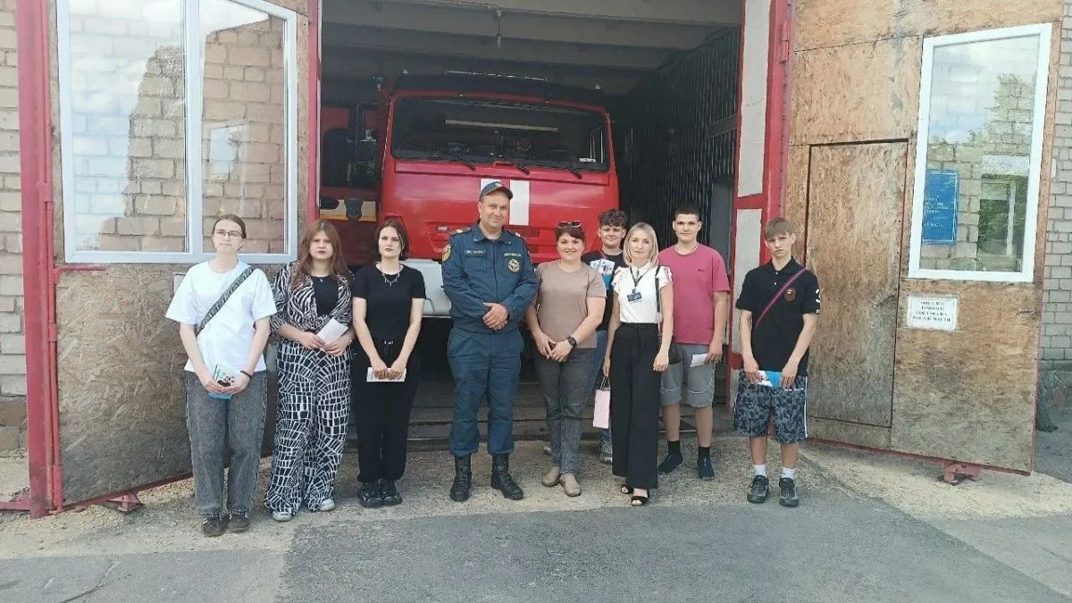 10 торезских школьников познакомились с профессией пожарного на летних каникулах