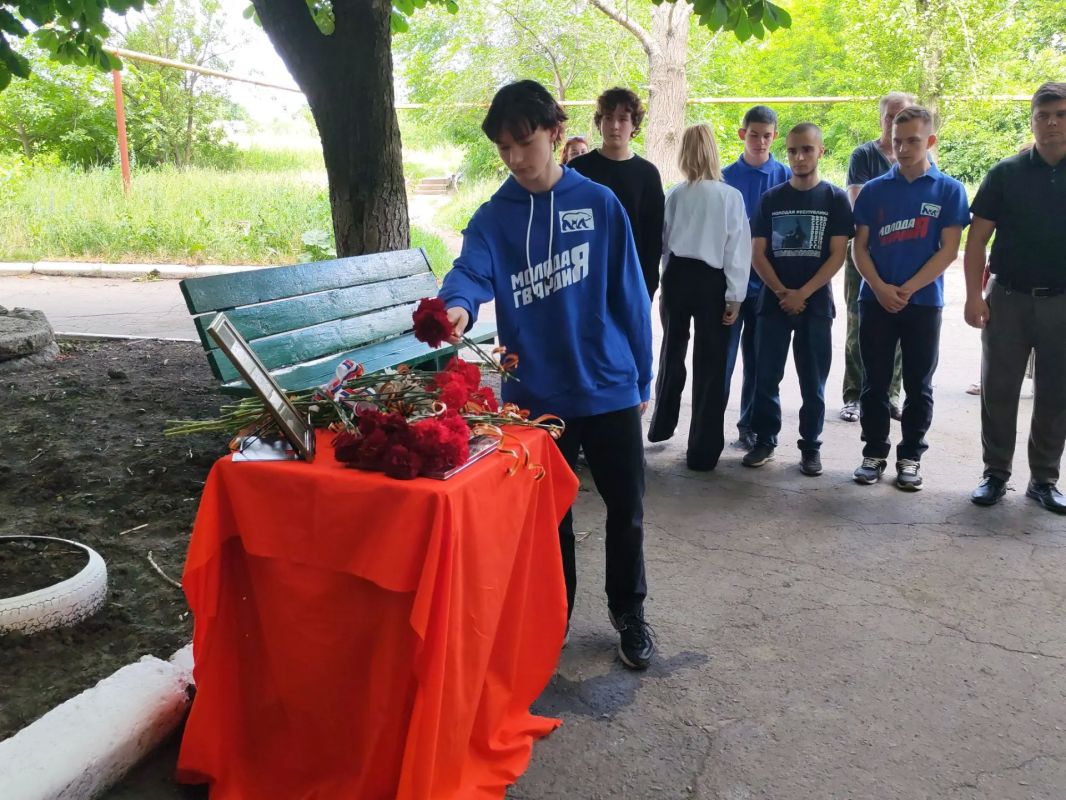 Память о герое: в Торезе увековечили подвиг Александра Корчагина Память о герое: в Торезе увековечили подвиг Александра Корчагина
