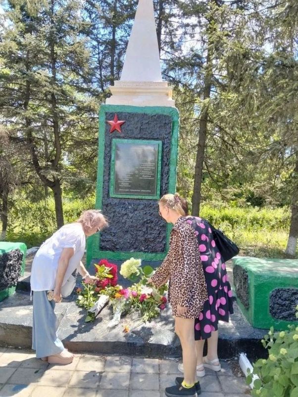 Торжественное возложение к братской могиле Торжественное возложение к братской могиле