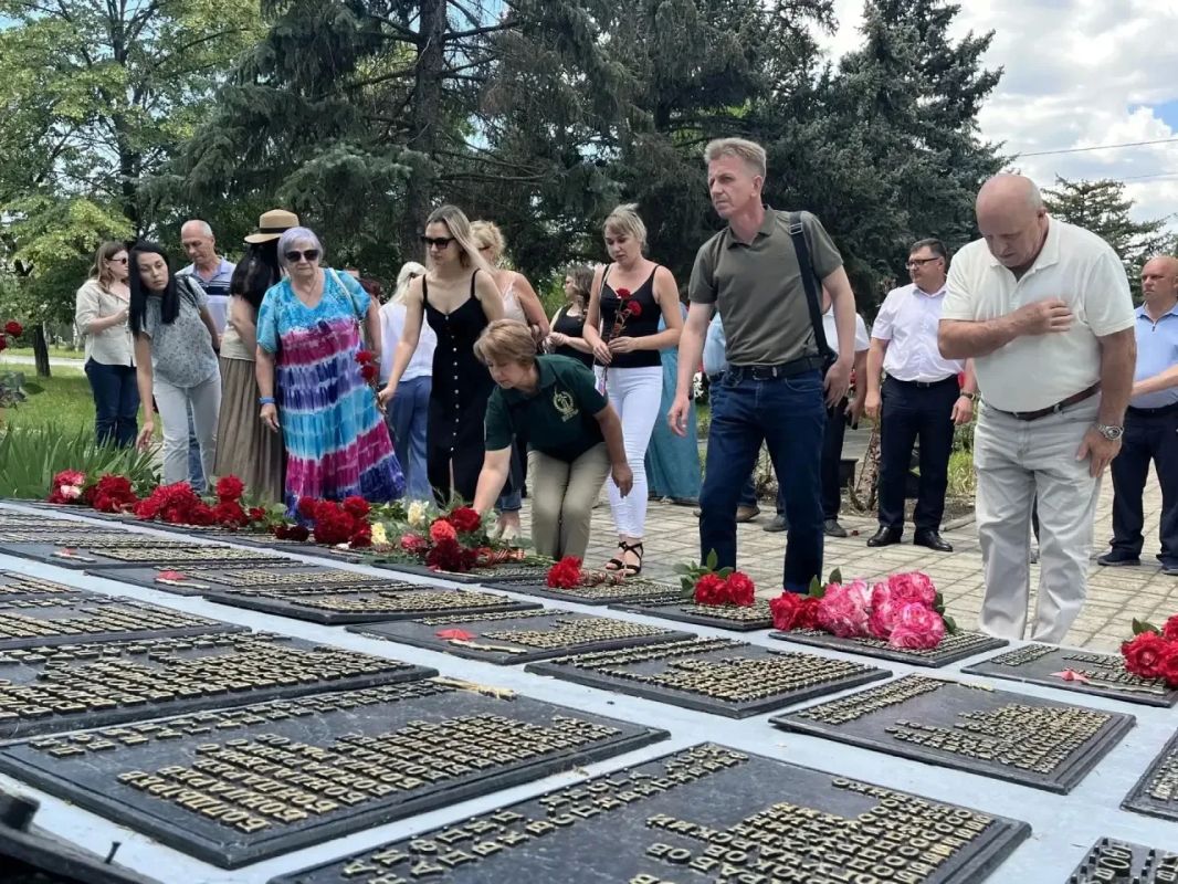 День памяти и скорби в Новоазовске День памяти и скорби в Новоазовске