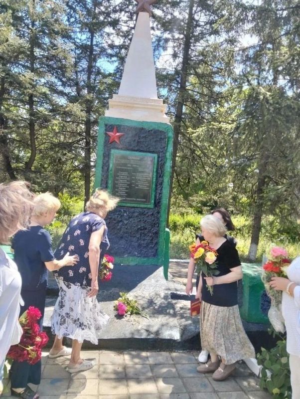 Торжественное возложение к братской могиле