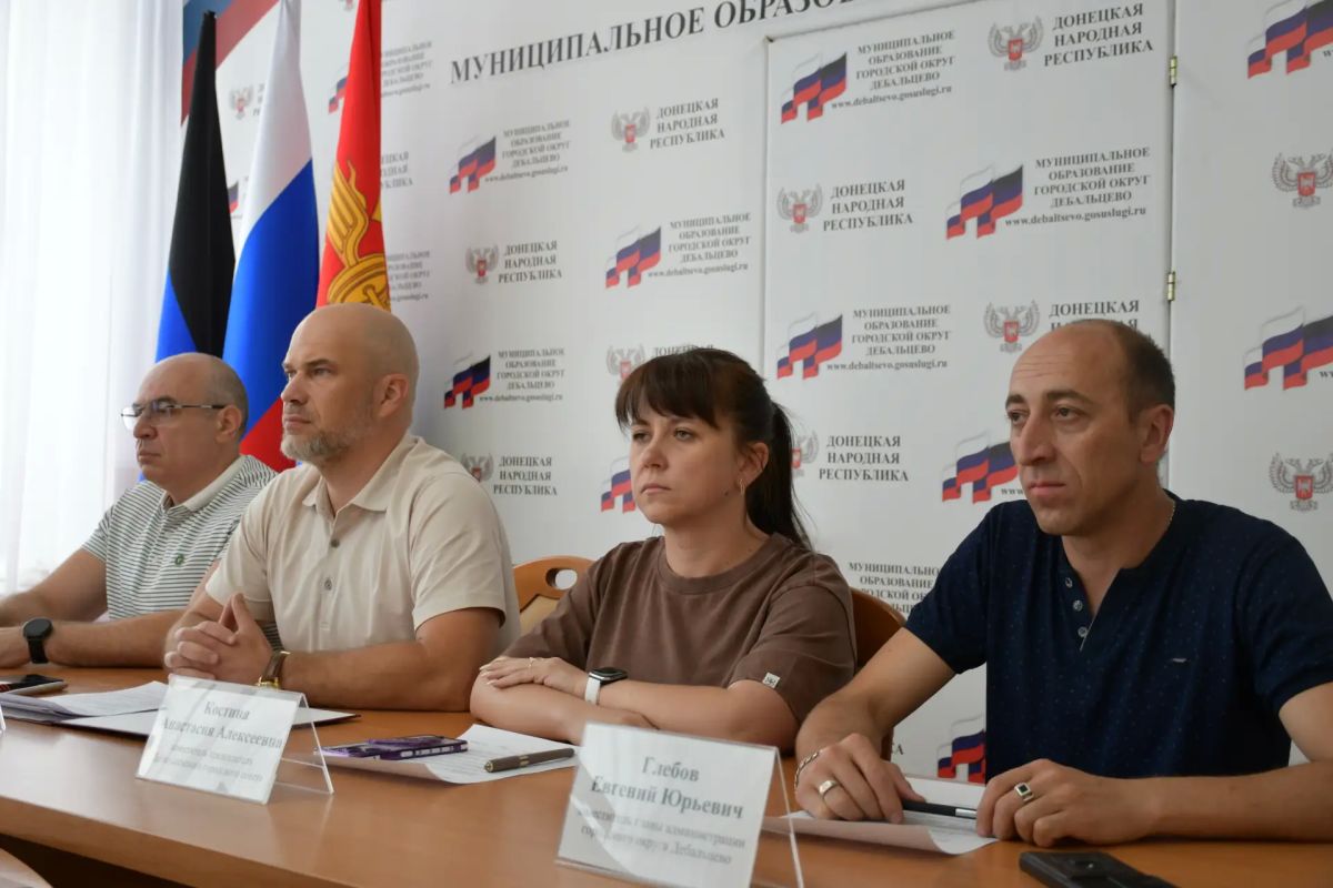 Сегодня, 22 июня, глава муниципального образования городского округа Дебальцево Сергей Викторович Желновач с руководителями управлений, отделов и секторов администрации городского округа Дебальцево провёл аппаратное совещание