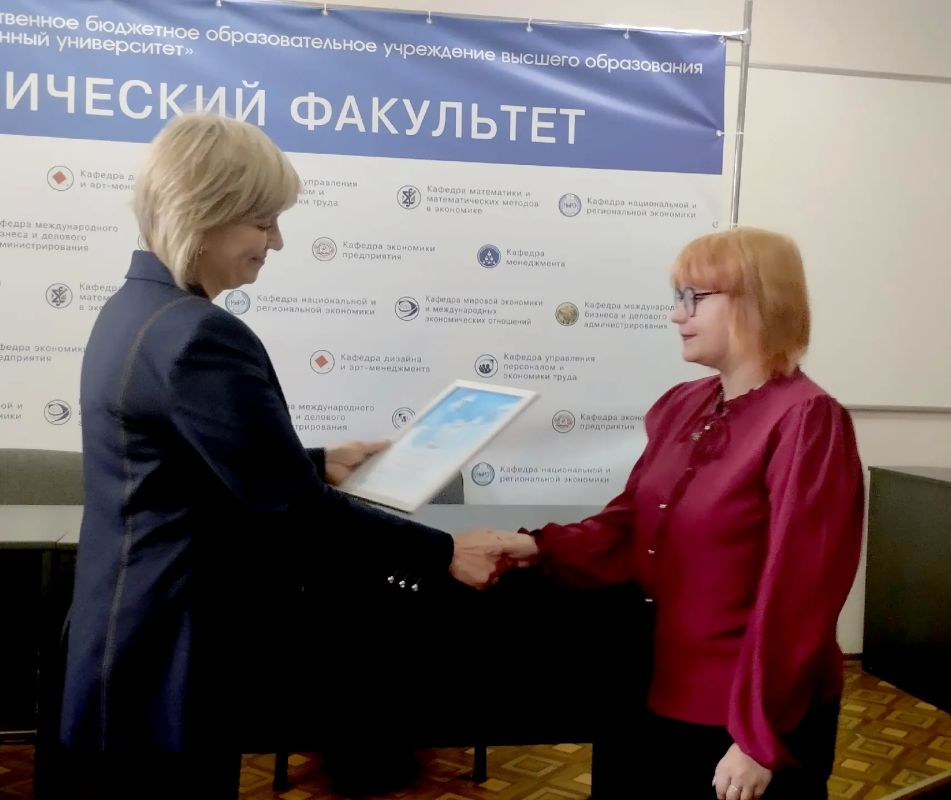 Советник Главы Елена Никитина вручила благодарности преподавателям и студентам кафедры дизайна и артменеджмента Советник Главы Елена Никитина вручила благодарности преподавателям и студентам кафедры дизайна и артменеджмента