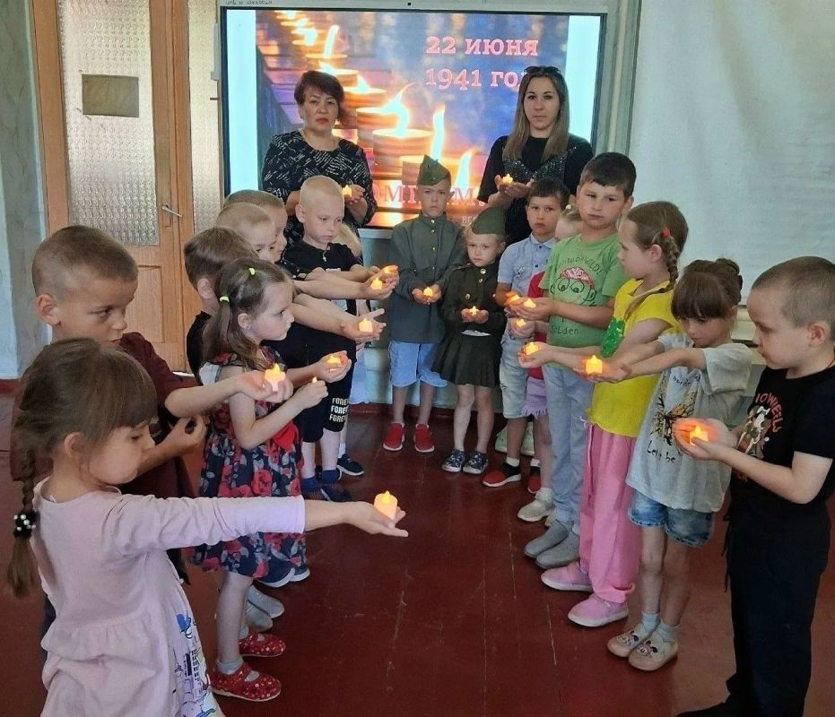В детских садах Снежного состоялись мероприятия, посвященные Дню памяти и скорби В детских садах Снежного состоялись мероприятия, посвященные Дню памяти и скорби