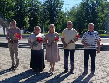 Наталья Бегуненко: Сегодня, 22 июня, в Петровском районе прошла церемония возложения цветов к памятнику «Петровчанам, погибшим в годы Великой Отечественной войны», посвященная Дню памяти и скорби – дню начала Великой...