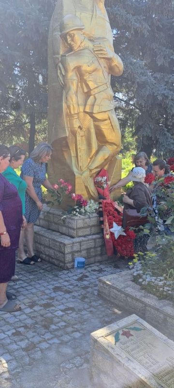 В День памяти и скорби жители населенных пунктов нашего округа с глубоким уважением возложили цветы к памятникам, посвященным событиям Великой Отечественной войны В День памяти и скорби жители населенных пунктов нашего округа с глубоким уважением возложили цветы к памятникам, посвященным событиям Великой Отечественной войны